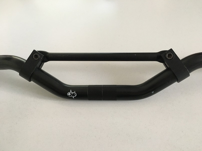 Manubrio Piega Bassa Accossato Per Suzuki GSR 600 - In Alluminio, Diametro 22 Mm, Colore Nero, Made In Italy